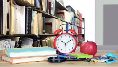 Kütüphanede kitap yığını