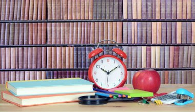 Kütüphanede kitap yığını