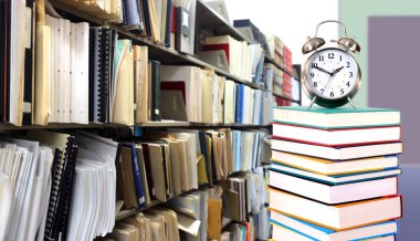 Kütüphanede kitap yığını