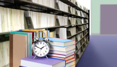 Kütüphanede kitap yığını