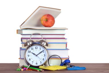 ahşap masa üzerinde kitap yığını