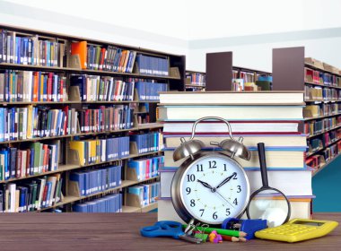 Kütüphanede kitap yığını