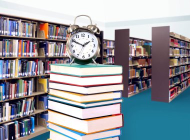 Kütüphanede kitap yığını