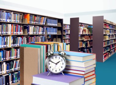 Kütüphanede kitap yığını