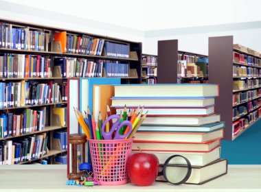 Kütüphanede kitap yığını