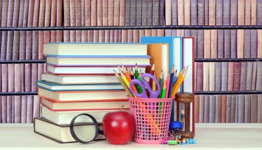 Kütüphanede kitap yığını