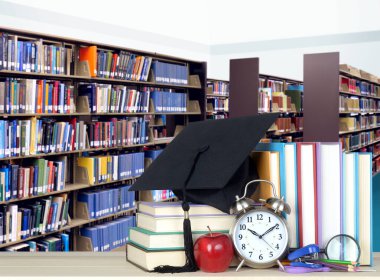 Kütüphanede kitap yığını