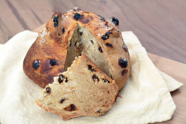 Gehakt traditioneel Iers brood op tafel — Stockfoto