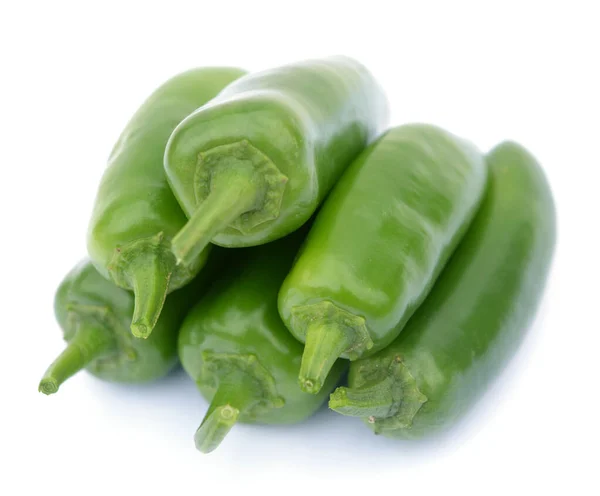 Grupo Chiles Jalapeños Verdes Sobre Fondo Blanco —  Fotos de Stock