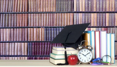 Kütüphanede kitap yığını