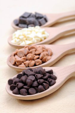 dört çeşit çikolata parçacıklı. 