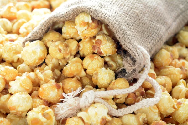 Popcorn i jutę — Zdjęcie stockowe