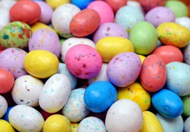 Yumurta şeklinde renkli şekerler.