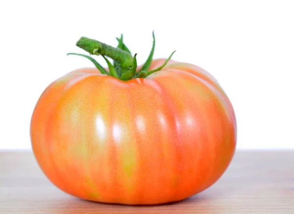 Молодий стиглий помідор — стокове фото