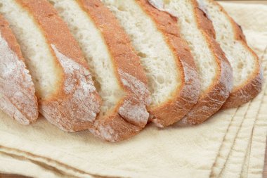  Dilimlenmiş düz ekmek beyazda izole edilmiş. 