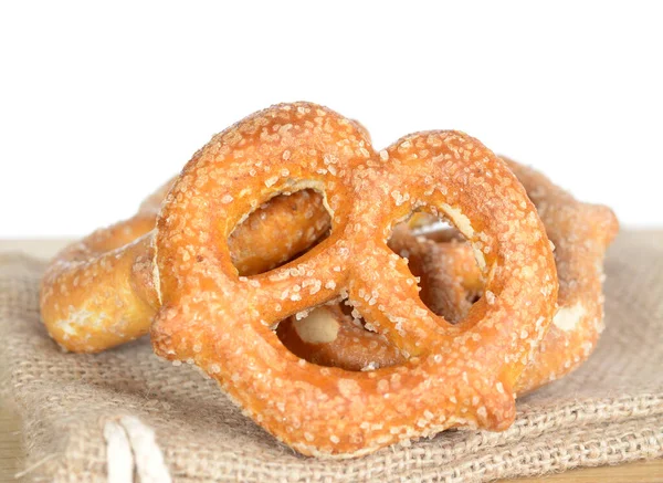 Pretzel ring stijl brood op jute — Stockfoto