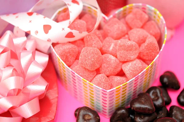 Bonbons et chocolat en forme de coeur boîte — Photo