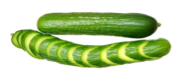 Gesneden en hele komkommers — Stockfoto