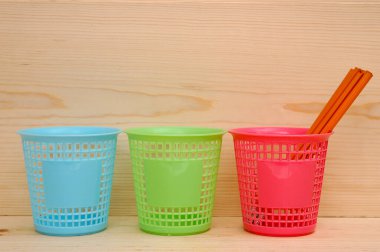 sepet içinde kalemler