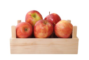 Beyaz sandıkta izole edilmiş elmalar. 