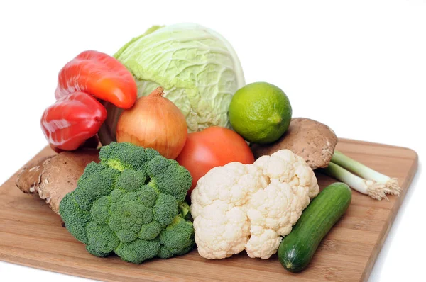 Mieszanka warzyw na desce do krojenia — Zdjęcie stockowe