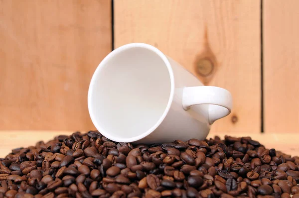 Rostat kaffe med kopp — Stockfoto