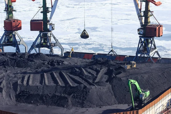 Vladivostok limanında açık çukur kömür yükleme. Trans-Sibirya Demiryolu terminal istasyonu.