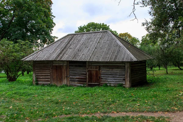 Oude Houten Huisgemaakt Van Logs Een Russisch Dorp Zomer Rusland — Stockfoto