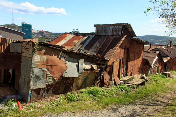 블라디보스토크 중심부의 언덕에 빈민가 — 스톡 사진