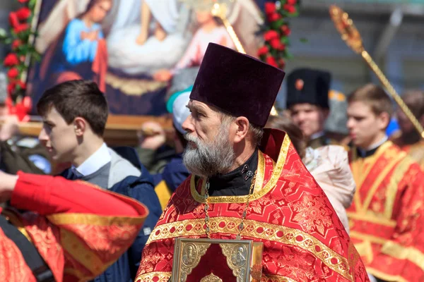 Vladivostok Russia April 2018 Priest Easter Procession Holding Bible Center — Stock Photo, Image