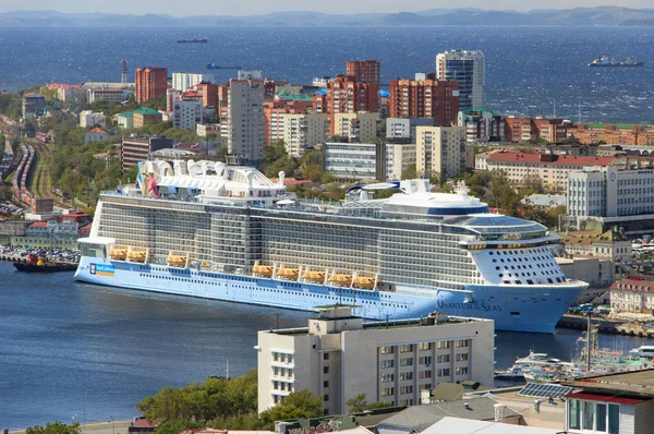 Vladivostk, Rusya - 18 Eylül 2019: Cruise gemisi 