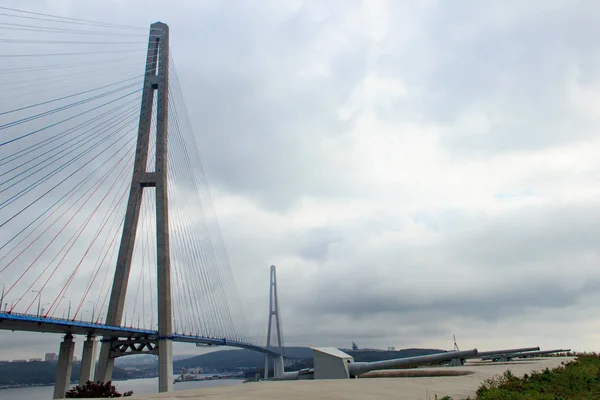 Novosiltsevskaya Doğu Boğaz Üzerinde Rus Köprüsünün Arka Planda Vladivostok Rus — Stok fotoğraf