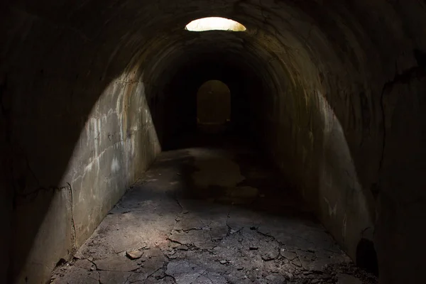 Podziemny Korytarz Rozciągający Się Oddali Oświetlony Przez Właz Suficie — Zdjęcie stockowe