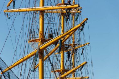 Vladivostok, Rusya - Ekim 06.2019: Vladivostok limanındaki yelkenli firkateyni 