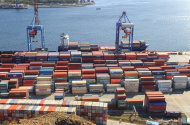 Vladivostok, Rusya - Ekim 05.2019: Krestovaya Sopka 'nın tepesinden Vladivostok ticaret limanının konteyner terminaline bakın.