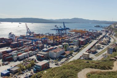 Vladivostok, Rusya - Ekim 05.2019: Krestovaya Sopka 'nın tepesinden Vladivostok ticaret limanının konteyner terminaline bakın.
