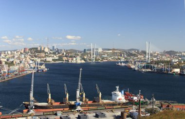Vladivostok, Rusya - 5 Ekim 2019: Krestovaya Tepesi 'nin tepesindeki bir izleme platformundan liman ve şehir merkezi panoraması.