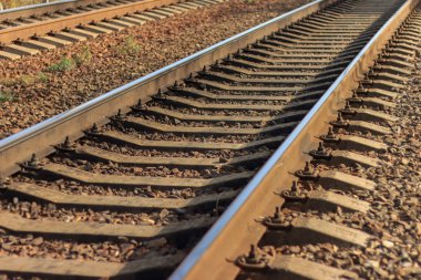 Demiryolu rayları ve beton yatakları sonbahar günü kapanır..