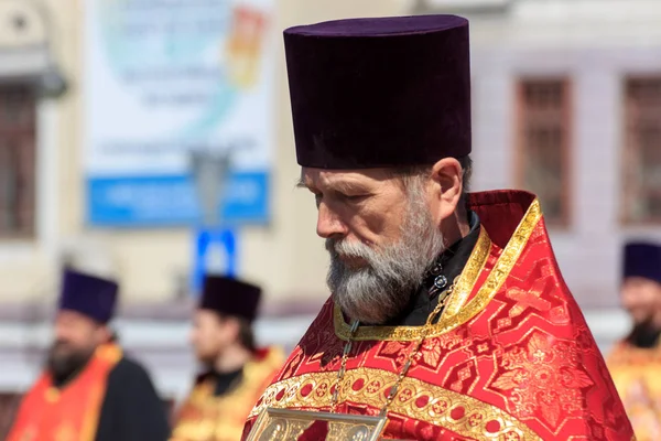 Vladivostok Russia April 2019 Russian Orthodox Priest Holding Bible Procession — Stock Photo, Image