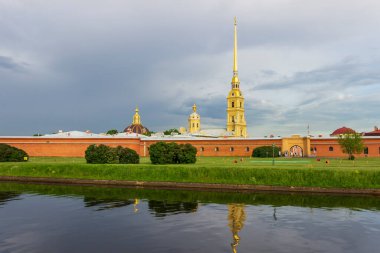 Saint Petersburg, Rusya - 16 Haziran 2020: Güneşli bir yaz akşamında Peter ve Paul Kalesi.