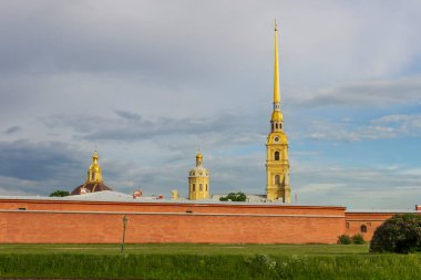 Saint Petersburg, Rusya - 16 Haziran 2020: Güneşli bir yaz akşamında Peter ve Paul Kalesi.