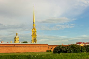 Saint Petersburg, Rusya - 16 Haziran 2020: Güneşli bir yaz akşamında Peter ve Paul Kalesi.