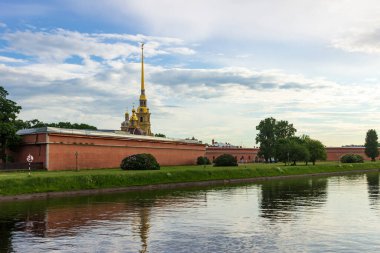 Saint Petersburg, Rusya - 16 Haziran 2020: Güneşli bir yaz akşamında Peter ve Paul Kalesi.