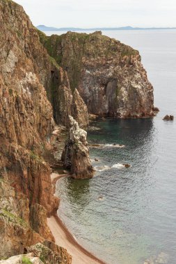 Vladivostok su bölgesindeki Shkot Adası 'nın güney ucundaki kayalıklardan Büyük Koyun manzarası.
