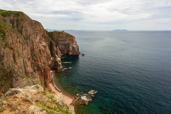 Vladivostok Bölgesindeki Shkot Adası Nın Güney Ucundaki Kayalıklardan Büyük Koyun — Stok fotoğraf