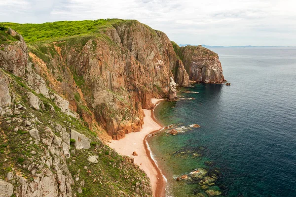 Vladivostok su bölgesindeki Shkot Adası 'nın güney ucundaki kayalıklardan Büyük Koyun manzarası.