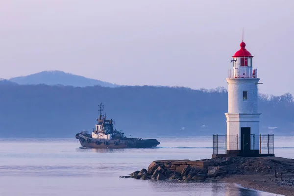 Vladivostok 'taki en ünlü deniz feneri Tokarevsky deniz feneri ve Doğu Boğazı' ndaki bir liman römorkörüdür..