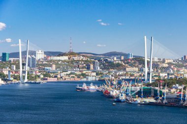 Vladivostok, Rusya - Ekim 05, 2019: Golden Horn Körfezi 'nden anorama, Vladivostok' taki balıkçı limanı ve Altın Köprü tepenin üstündeki izleme platformundan.