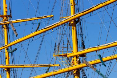 Güneşli bir yaz gününde mavi gökyüzüne karşı bir yelkenli gemisinin donanımı.