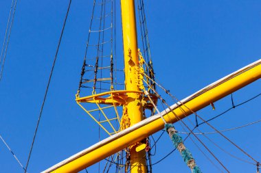 Güneşli bir yaz gününde mavi gökyüzüne karşı bir yelkenli gemisinin donanımı.